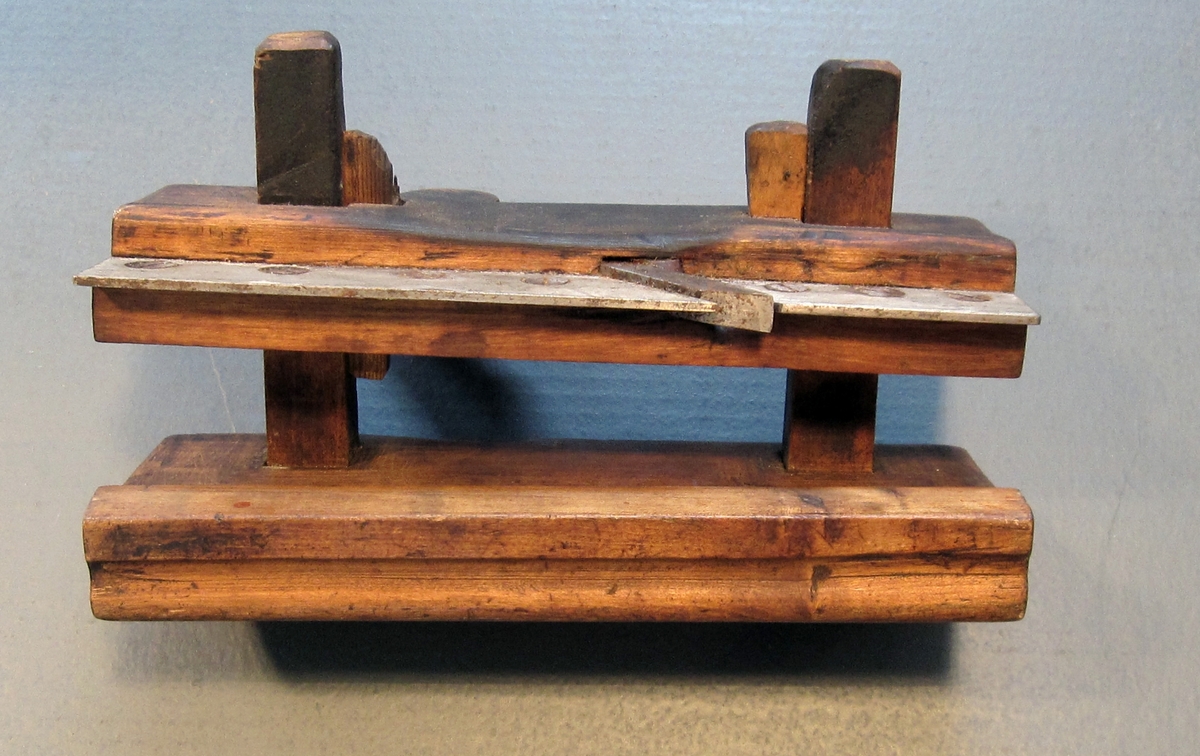Høvel med treskaft og knivblad av stål ble brukt til å lage not.