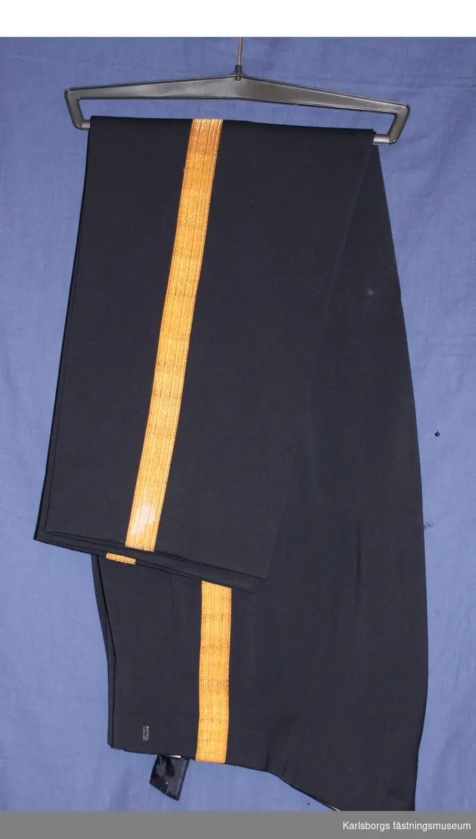 Mörkblå byxor med revär. Tillhör stor mässdräkt,  flygvapnet, uniform m/38. Används endast i festsammanhang, motsvarar frack enligt civilt bruk.