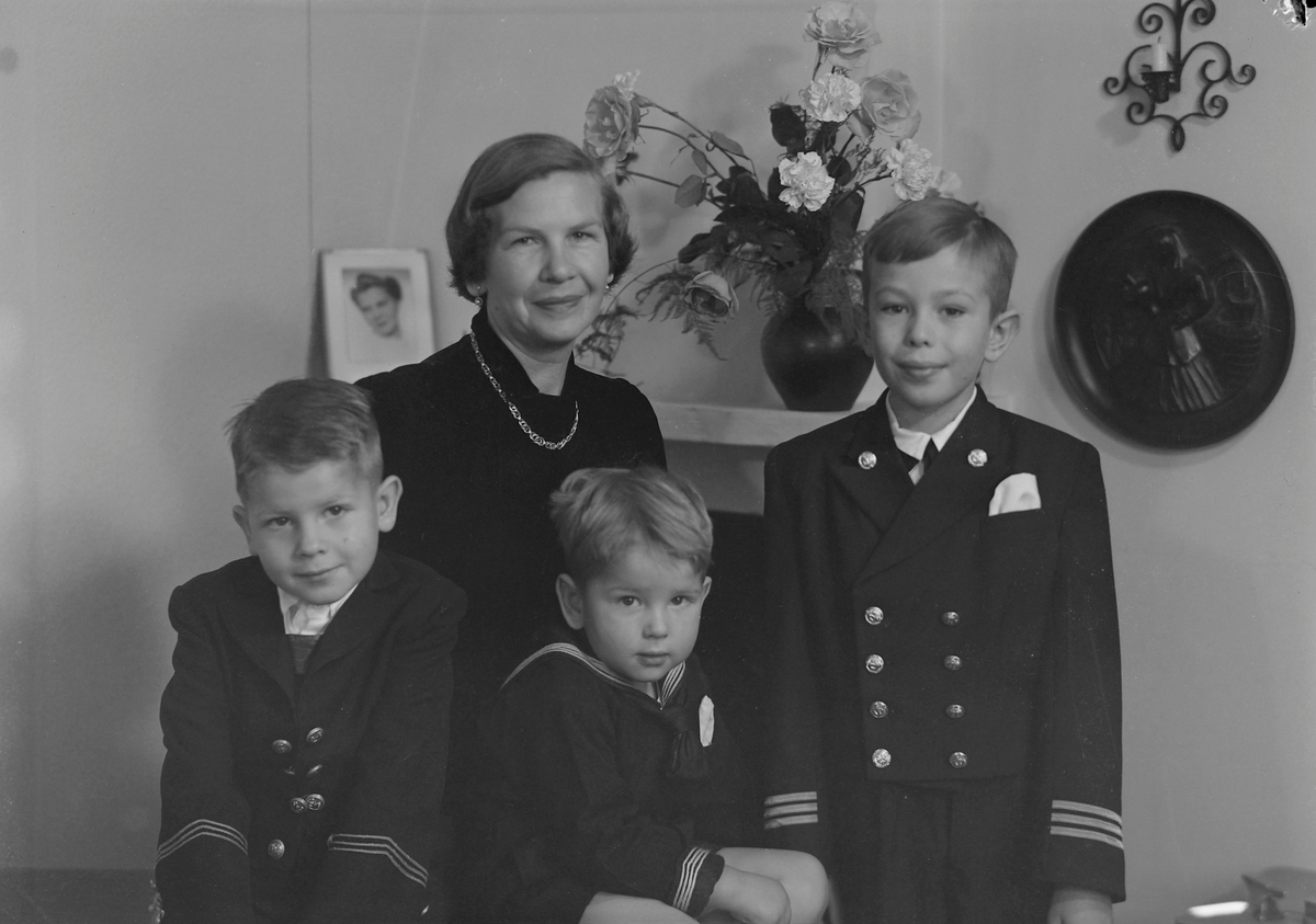 Fru Esther-Marie Wiig med sønnene Christian, Ole og Thorvald Edvard