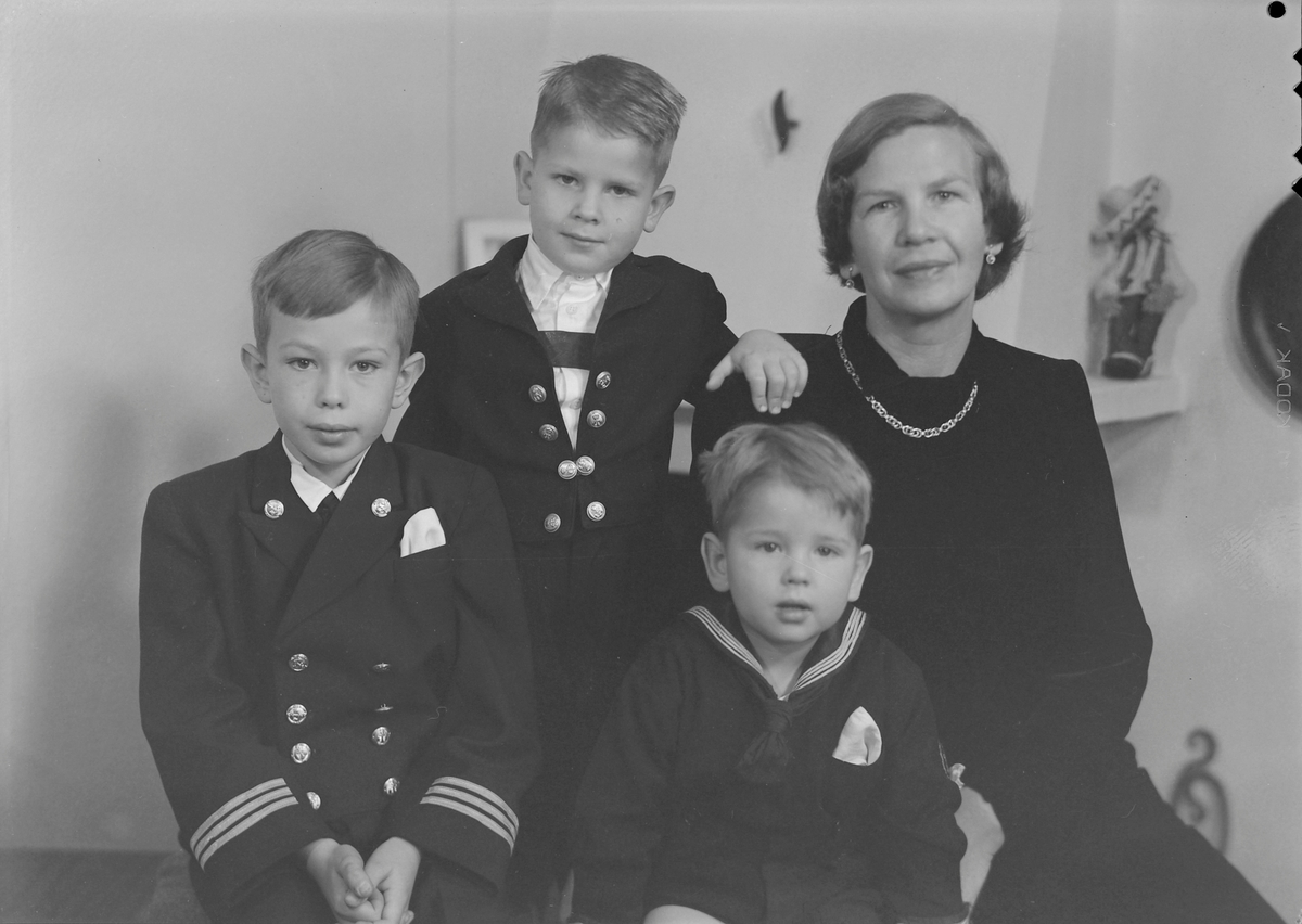Fru Esther-Marie Wiig med sønnene Christian, Ole og Thorvald Edvard