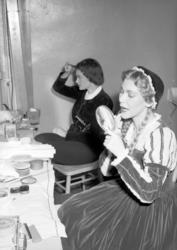 To kvinnelige skuespillere fra en operaoppsetting i Kristian