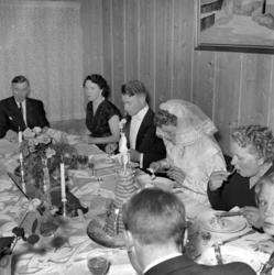 Foto fra middagsbordet ved et bryllup. Bildet er registrert 