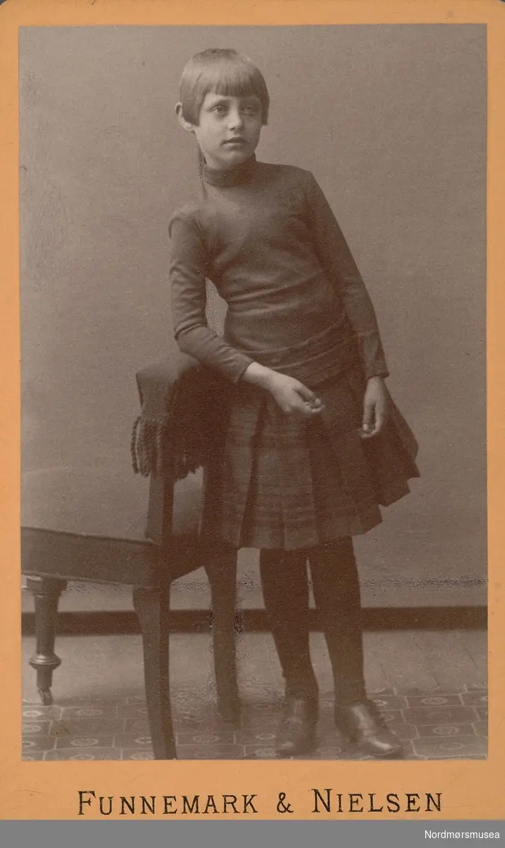
Bilde fra Marie Knudtzon (1879-1966) sin fotosamling. Se bilde nr KMb-2010-011.0001 for mer biografi. Fra Nordmøre museum sin fotosamling.
