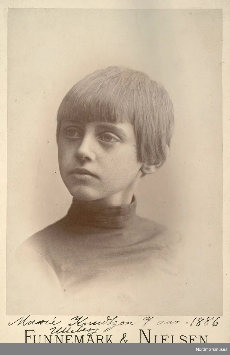 Marie på Ulleberg. 7 år. 
 Bilde fra Marie Knudtzon (1879-1966) sin fotosamling. Se bilde nr KMb-2010-011.0001 for mer biografi. Fra Nordmøre museum sin fotosamling.
