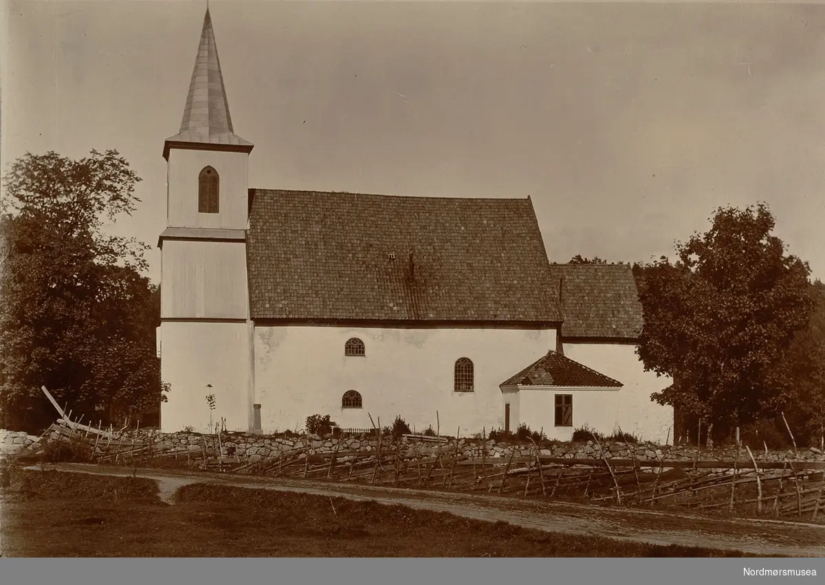 Tanum kirke, serie.
 Bilde fra Marie Knudtzon (1879-1966) sin fotosamling. Se bilde nr KMb-2010-011.0001 for mer biografi. Fra Nordmøre museum sin fotosamling.
