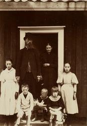 Tjenerfamile på Ulleberg.
 Bilde fra Marie Knudtzon (1879-19