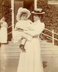 Kanskje Marie er babyen?
 Bilde fra Marie Knudtzon (1879-196