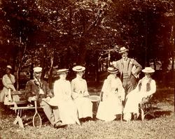 Badminton er en sport som utøves av to lag med enten é;n ell