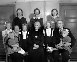 Erik Ulset med familie. Fra Nordmøre museums fotosamlinger (