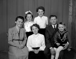 Agnes og Ole Visnes med barna, Anne Karin, Ole Peder, Astrid