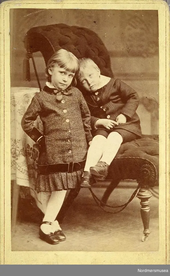 Studioportrett av to barn. Bildet er fra Kristiansund, og hvem vi ser på bildet er ukjent. Datering er trolig omkring 1880-årene. Fra Nordmøre museums fotosamlinger.
