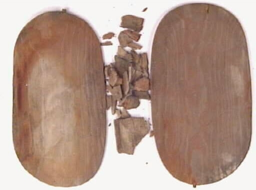 En svepask, i delar. Delarna utgörs av ett lock, en botten samt fragment av svepet. Locket och botten är båda försedda med varsitt bomärke.
