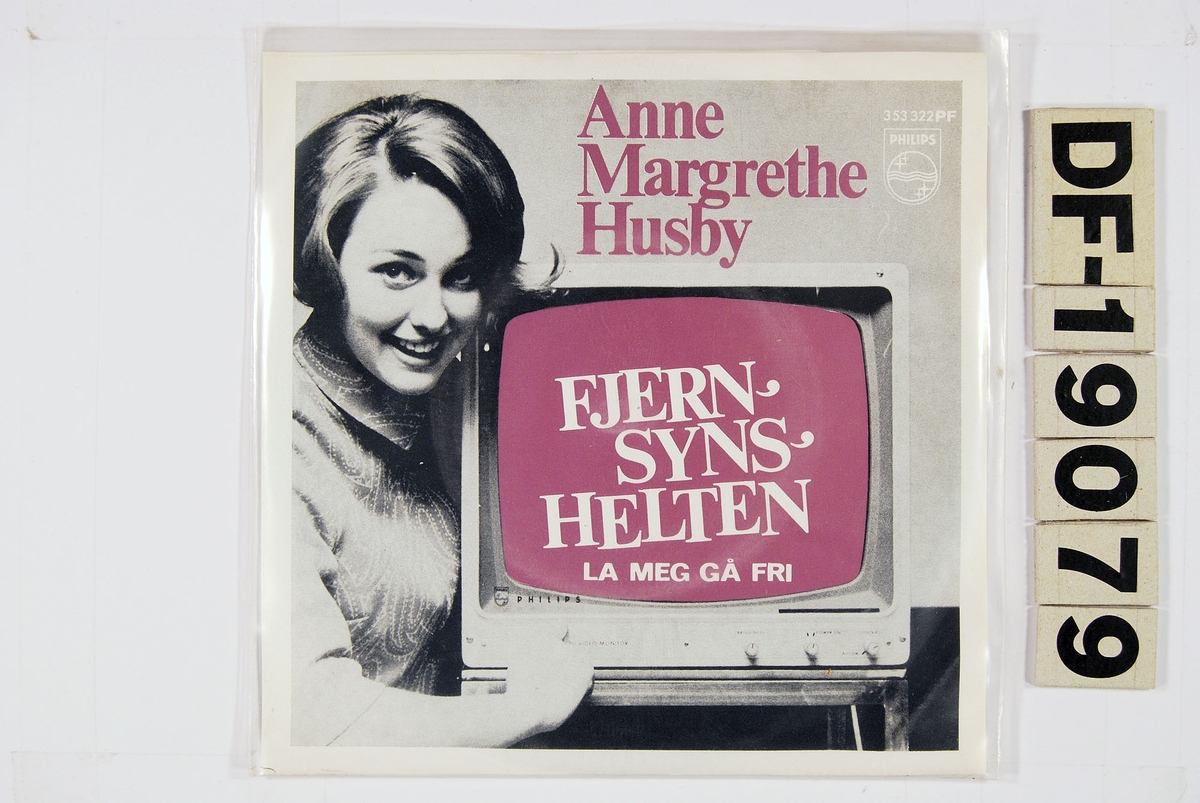 Bilde av Anne Margrethe Husby som holder rundt et fjernsynsapparat.