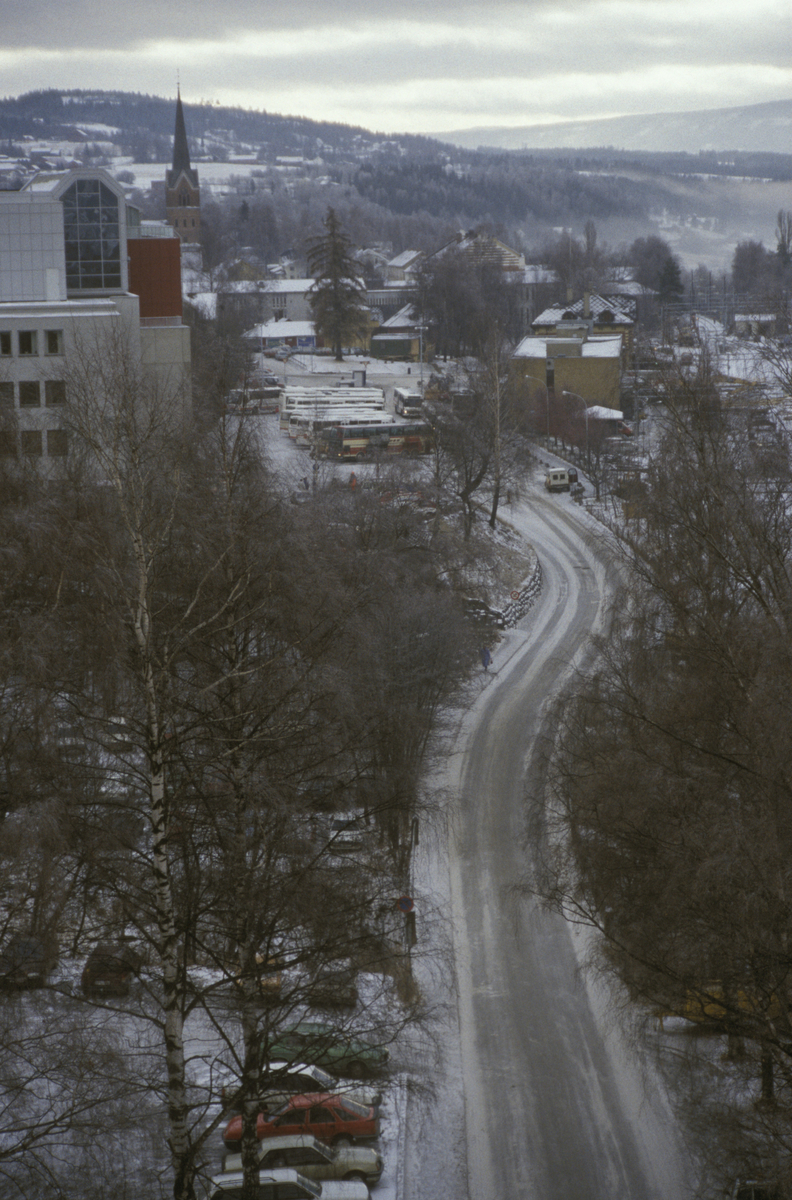 Lillehammer sentrum, Brufoss gate mot Jernbaneområdet, busstasjonen, Lillehammer kirke i bakgrunn, tatt fra YK-huset, 8 etg. mot sør