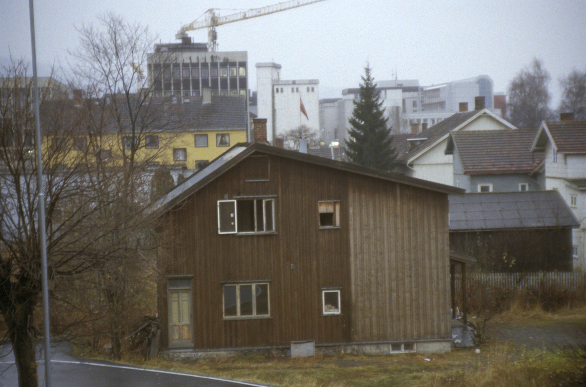 Lillehammer sentrum, bolighus i Fåberggata, skal rives, mot sør med Folkets hus bak i bilde