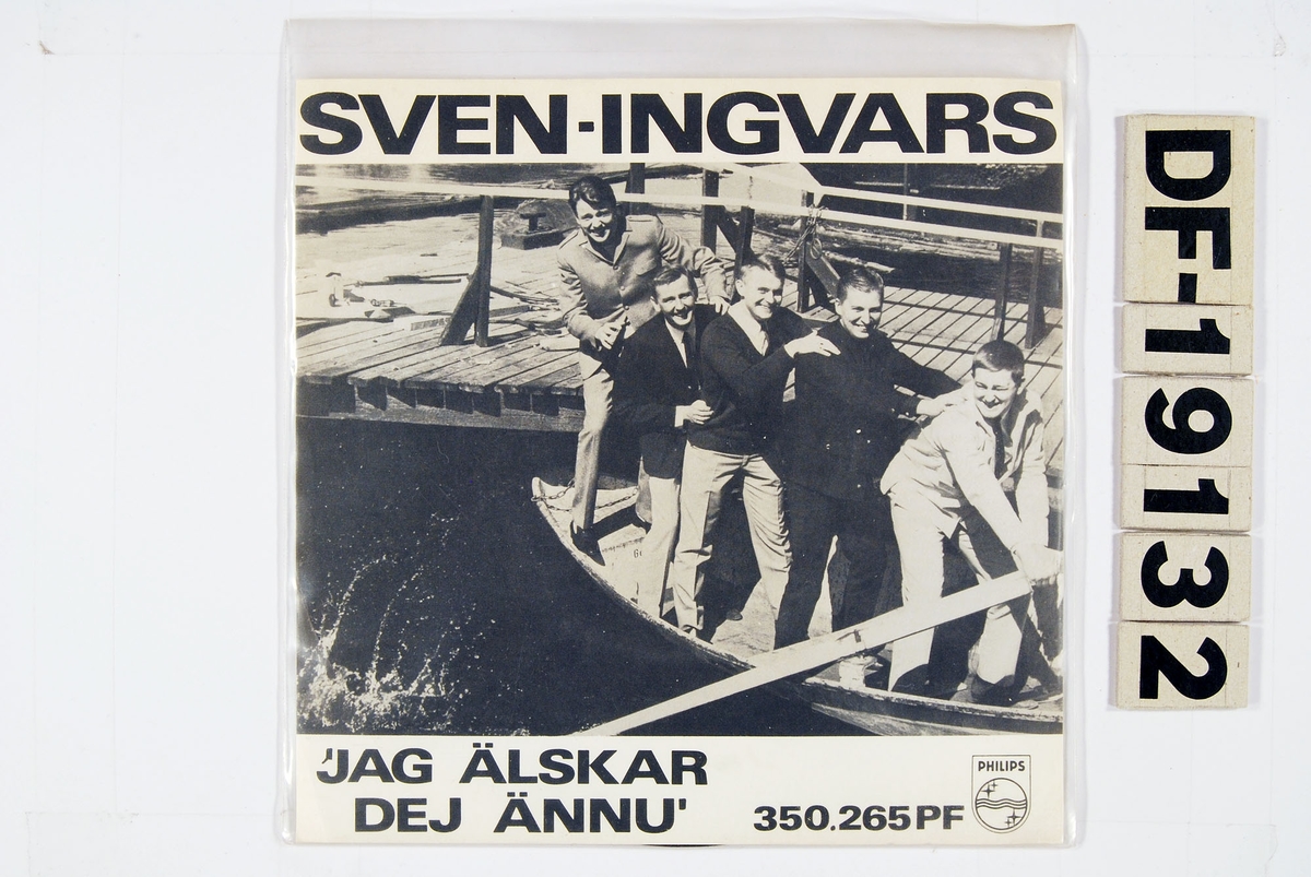 Bilde av Sven-Ingvars stående i en båt.