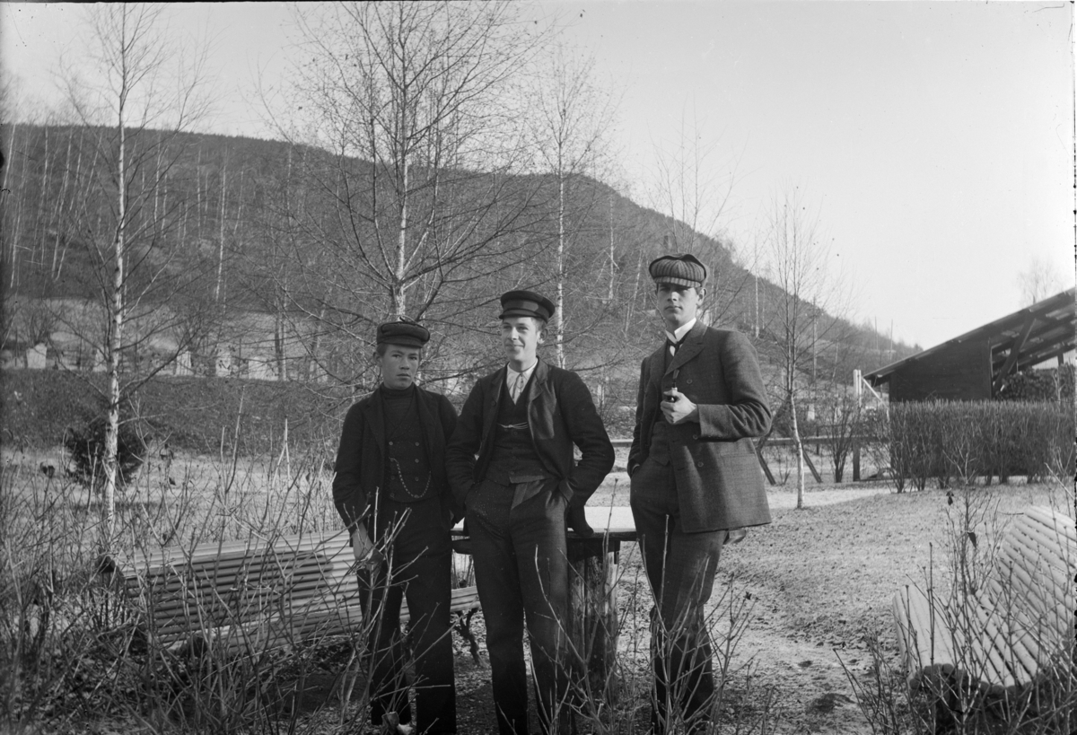 Ved Vinstra stasjon, Nord-Fron. Anton J. Berge, Alf Jørgensen og Fritjof Jørgensen, 1905-1911. Alf var ekstrabetjent og Fritjof telegrafist.