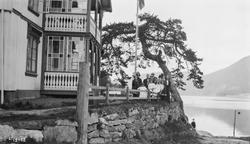 Familiebilde. Familien Holta utenfor Tinnoset hotell.