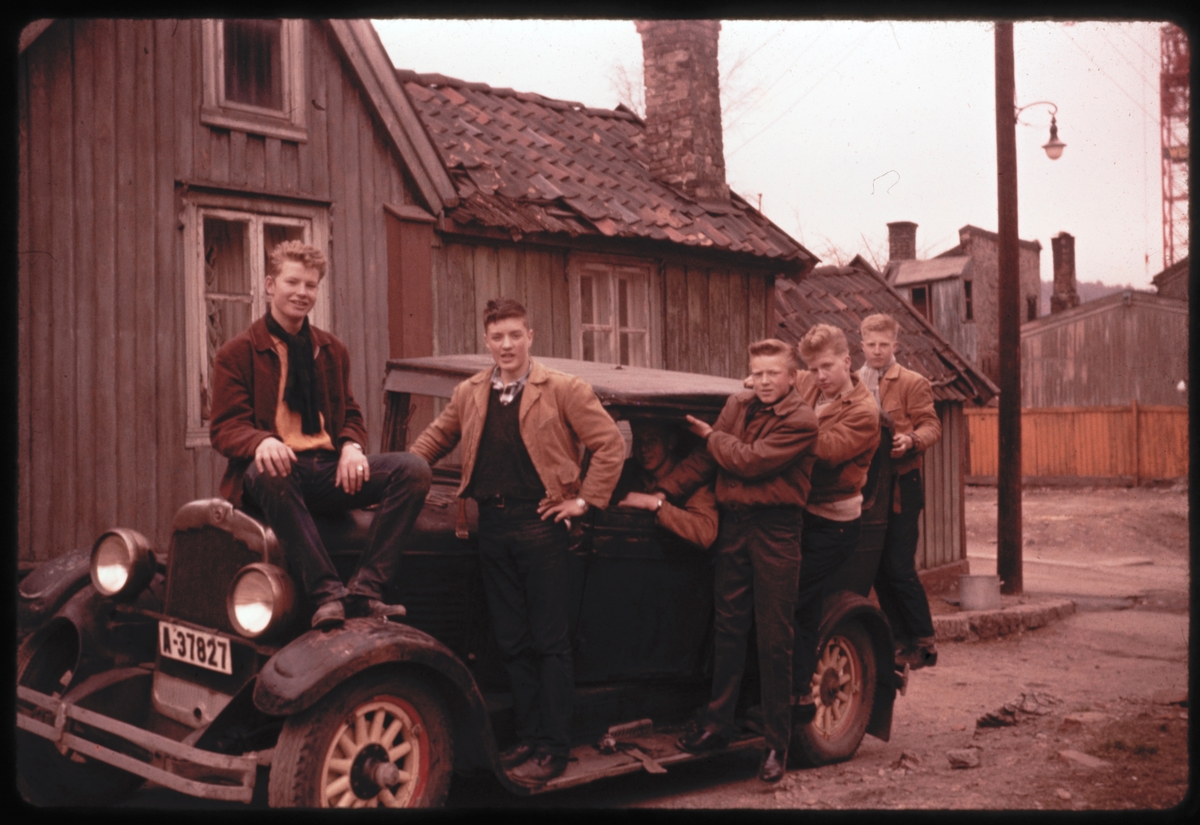 Fra Langleiken. F.v. Olaf Olsen, Tor Pedersen, Harald Karlsen sittende inne i bilen, Oddvar Rødberg Larsen, Kent johansen og Roger Johansen.
