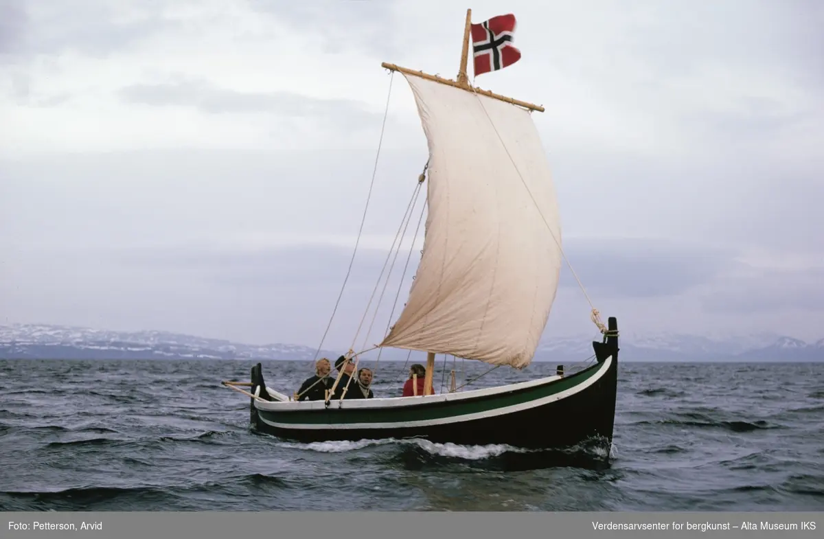 Nordlandsbåt - kobring- 4 1/2 roms. Opprinnelig var båten sort/mørkebrun med hvit - og grønnmalt ripe. Den har tilhørende rigg.