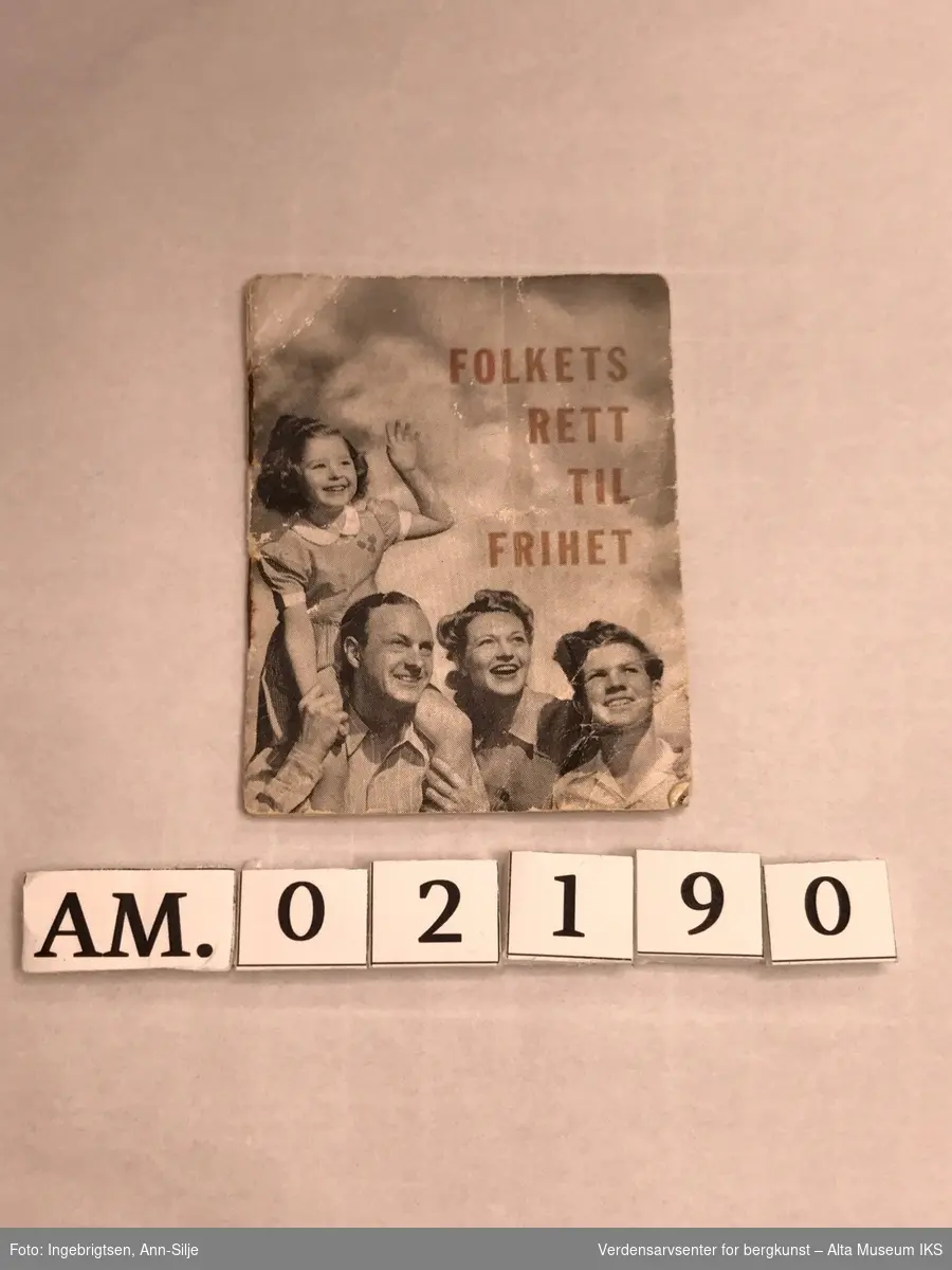 Lite hefte hvor arkene er stiftet sammen. Det er et enkelt fotografi av Sumner Welles på innsiden, og omslaget er illustrert med bilder.