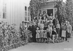 Personer, klær, bolighus.