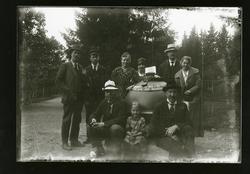 Ei gruppe ved eit minnesmerke over falne sjøfolk.