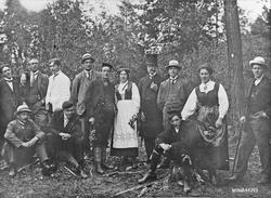 Gruppebilde, personer, klær, naturforhold.