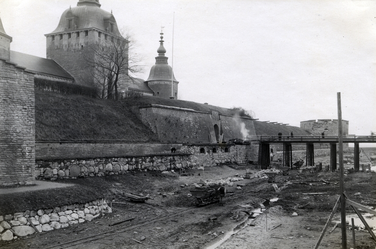 Vallgraven väster om Kalmar slott torrlagd 1933 i samband med arkeologisk utgrävning av Slottsfjärden.