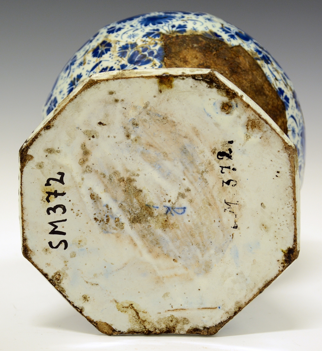 Blomster, fugler, innskrift.