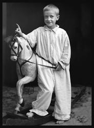 Portrett av yngste sønn til Marie og Theodor Bachmann (fotog