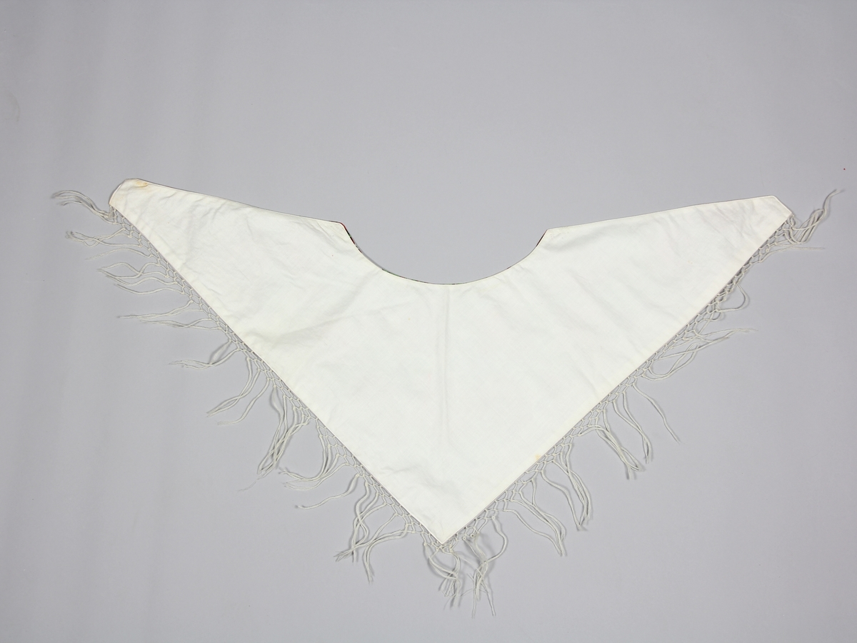 Halskläde till Dala-Flodadräkt för flicka. Tillverkat av en rosmönstrad ullsjal som fodrats med enkel bomullsväv. Halsklädets ytterkanter har en knuten frans av ullgarn.