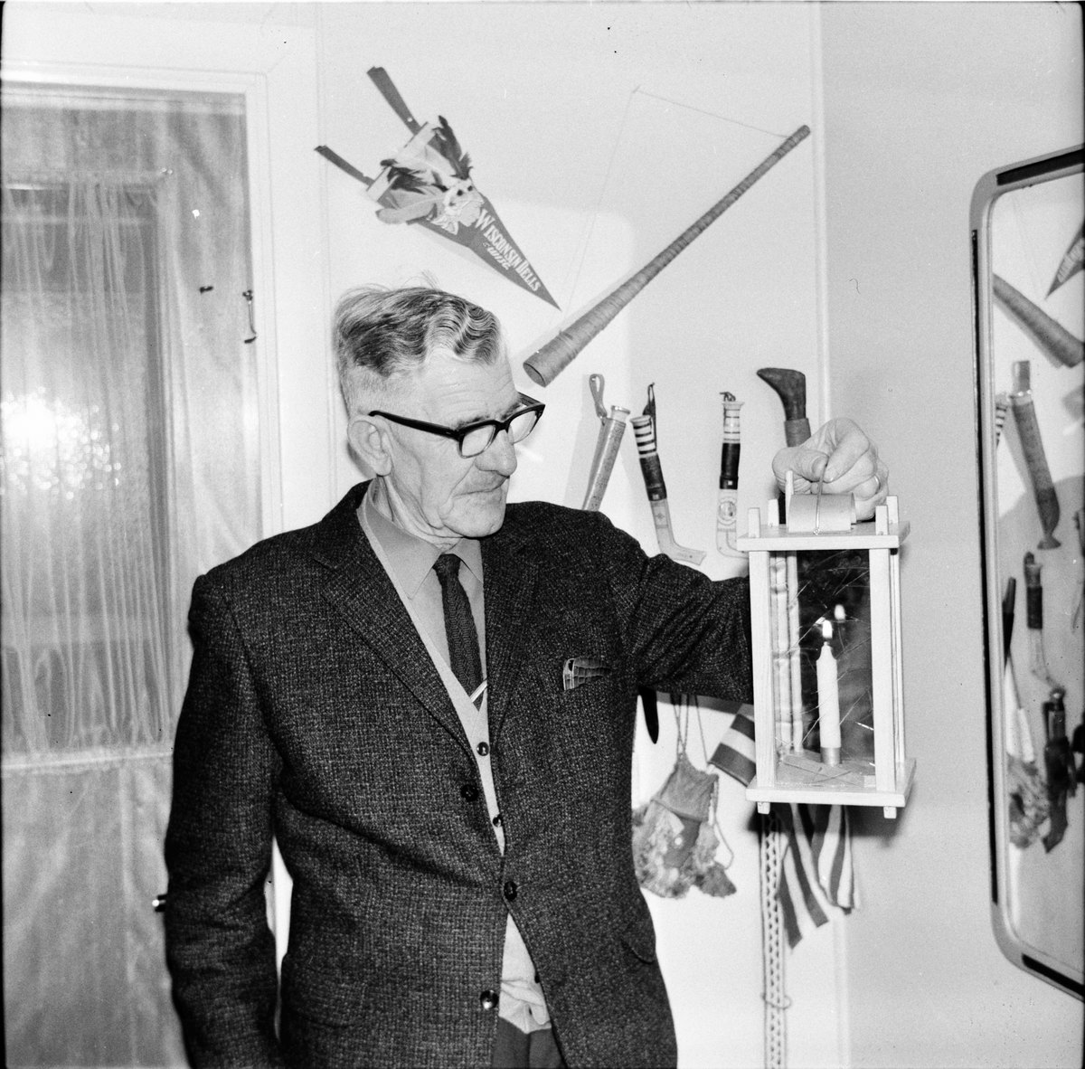 Arbrå,
Johan Asplin med stallykta,
23 December 1967