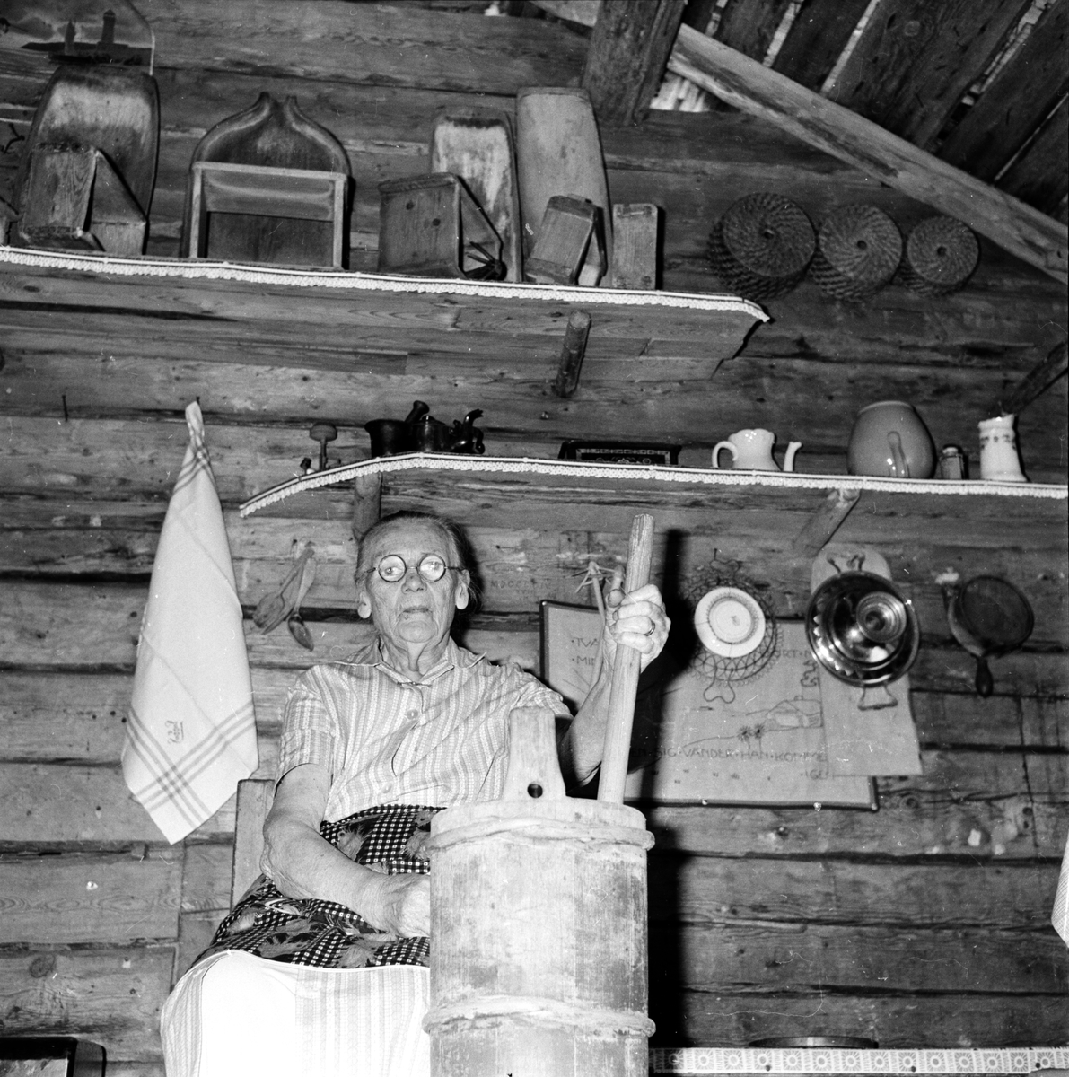 Möckelåsen, Arbrå,
Hos 92-åriga Bopigan Margareta Kallin,
2 Aug 1966











