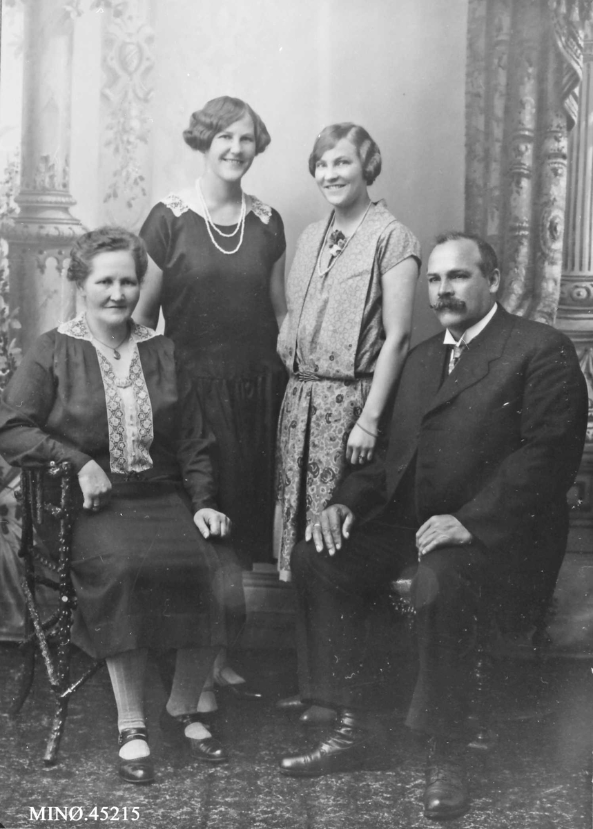 Familiebilde. Lokomotivfører Karl Mauset med kona Golianna Tronsmo Mauset og døtrene Ragna (i svart kjole), og Gudrun. 