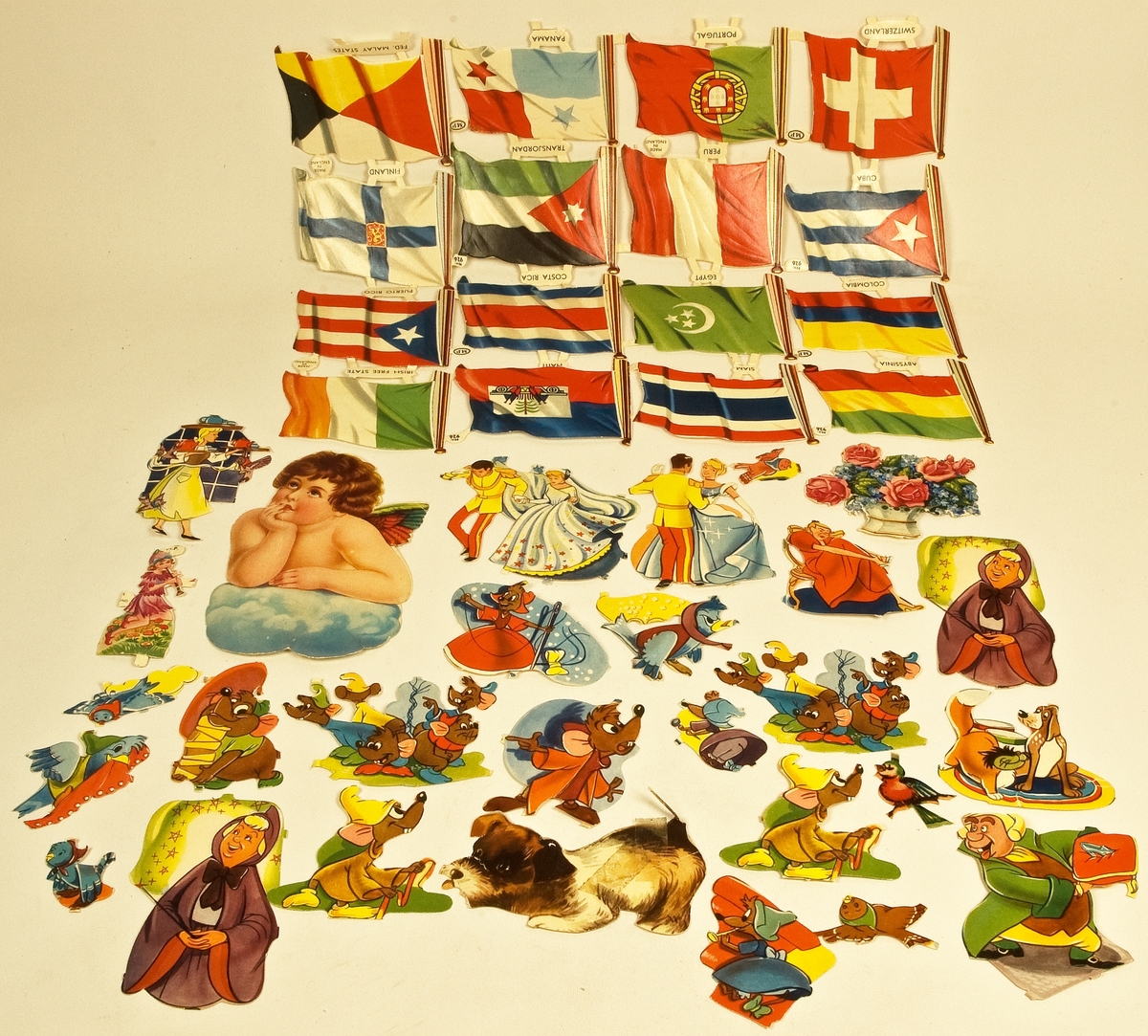 En samling lösa bokmärken som förvaras i ett kuvert, bl a en karta med flaggor. 
Har tillhört givaren Maria Hellquist, Sandviken.