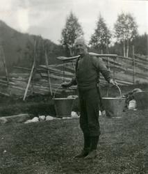 Knut Knutsen ber vatn.