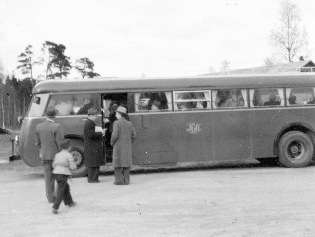 En buss med journalister i samband med besök på Habo Laggkärlsfabrik och Riksutställningen på Jönköpings Idrottshus år 1949. Vid bussen står Tryggve Elving och Lars Elving.