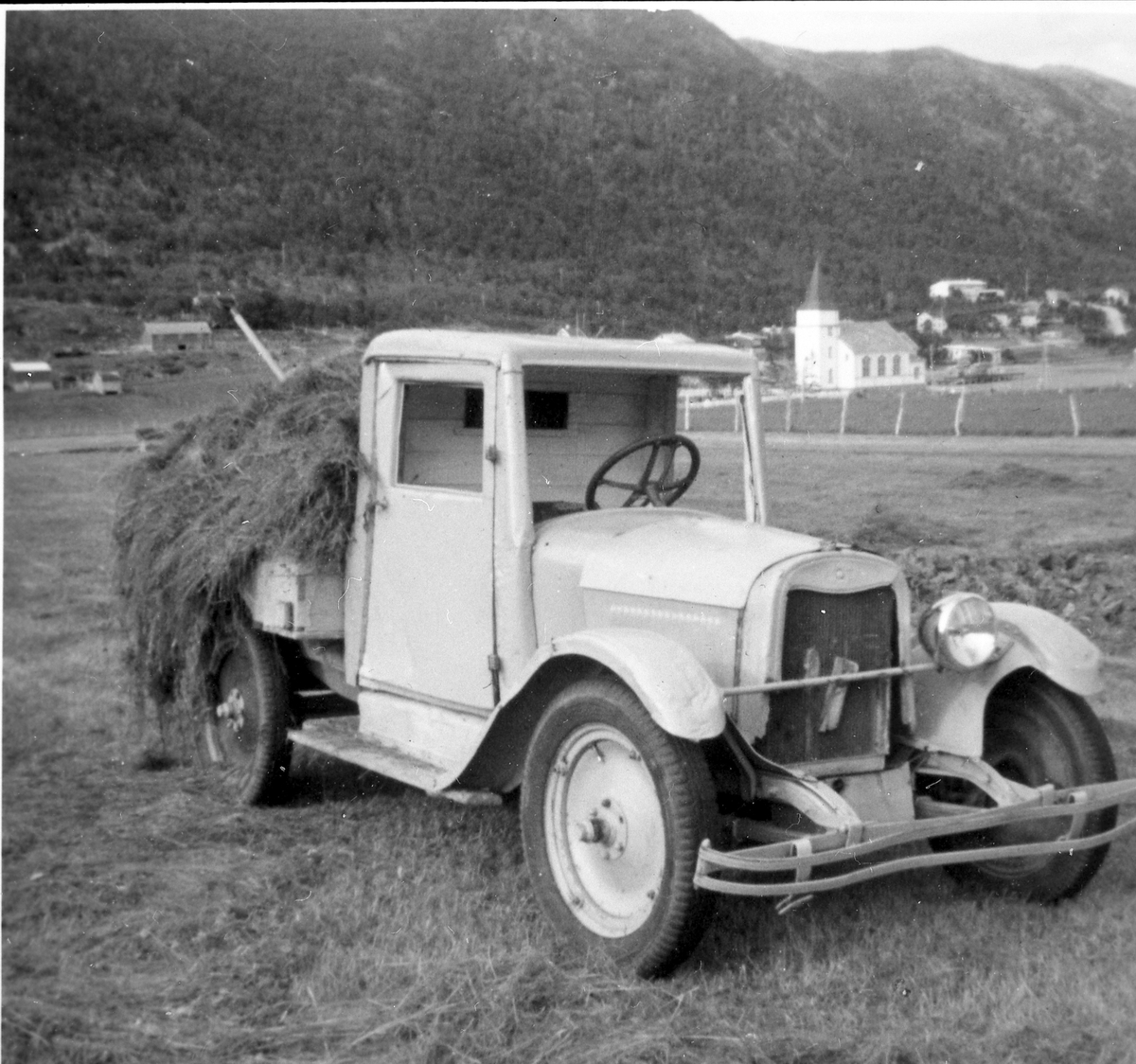 Høykjøring med bil på Stonglandseidet i Tranøy ca. 1965. Bilen ble kalt Drill'n en 1926 modell Chevrolet.