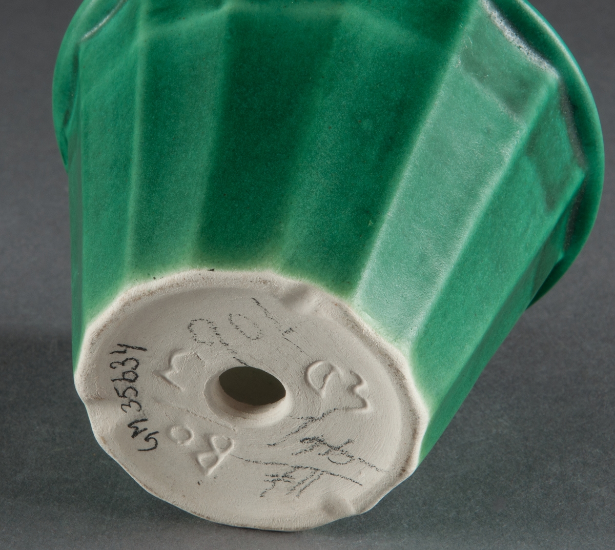 Blomkruka tillverkad vid Bo Fajans i Gävle. Formgiven av Ewald Dahlskog. Modell Artis, storlek 3, grön glasyr.