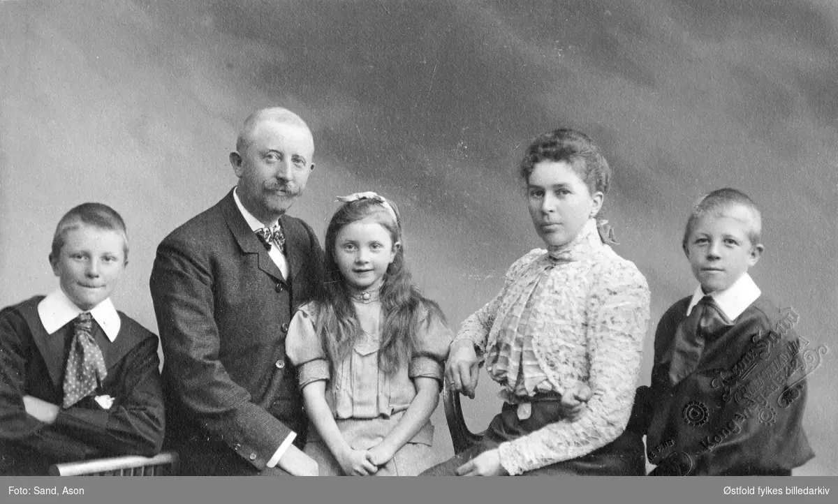 Gruppeportrett av ukjent familie, visittkort, ca. 1906.