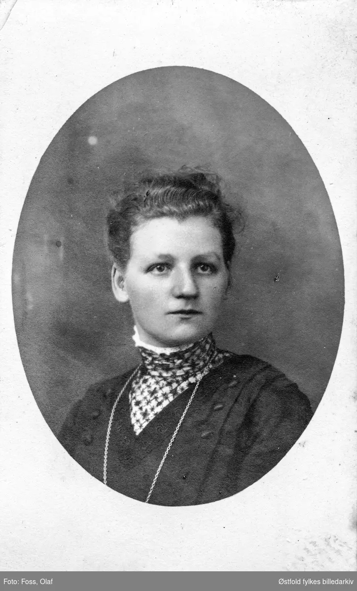 Portrett av ukjent kvinne, visittkort, 1912.