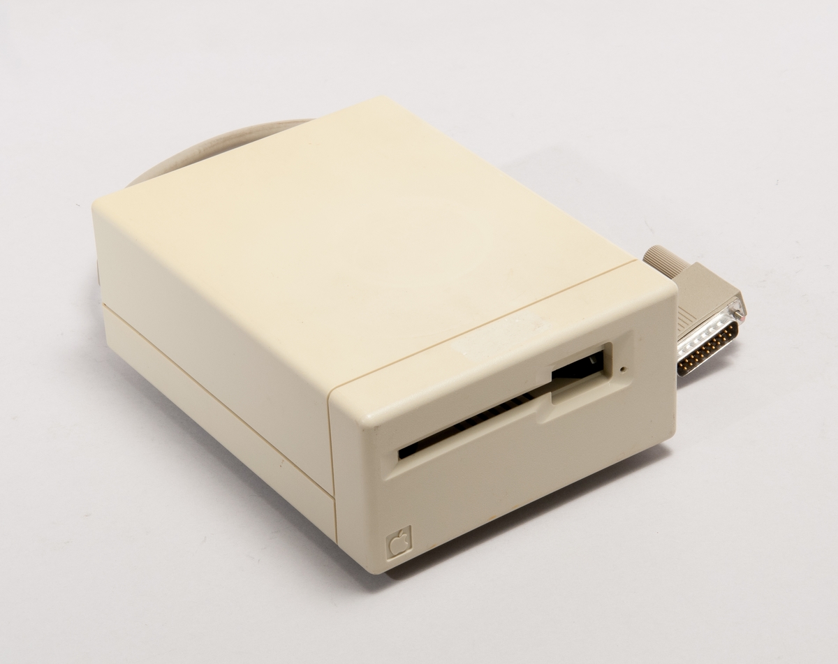 Diskettstation för Apple Macintosh Plus.

Model M0130, serie nr Y437587M0130