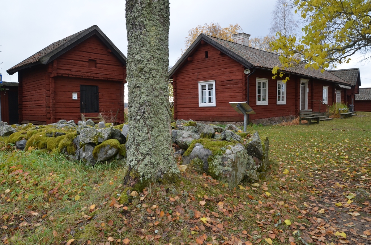Byggnader vid Huddunge hembygdsgård, Huddunge socken, Uppland 2014