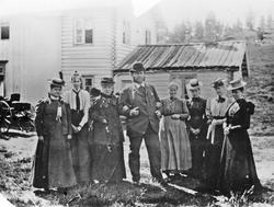 Gruppebilde. Mann med mange kvinner rundt seg.