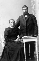 Portrett av Hans Tobiassen fra Senjahopen f 1879, med frue.