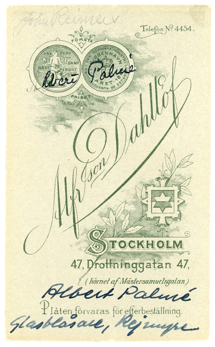 Porträtt av Albert Palmé. Tolkad vara densamme som Karl Albert Pettersson Palmé. Magasinsbokhållare vid Reijmyre glasbruk. Gift 1895 med Elin Charlotta Olsson.