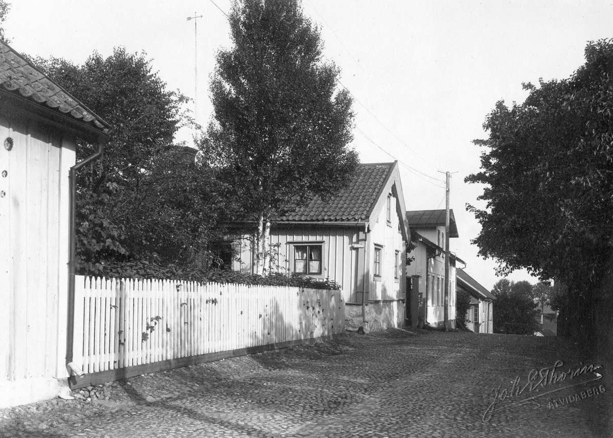 Fasader utmed Helgonagatan 1913. I blickfånget Axbomsgården.