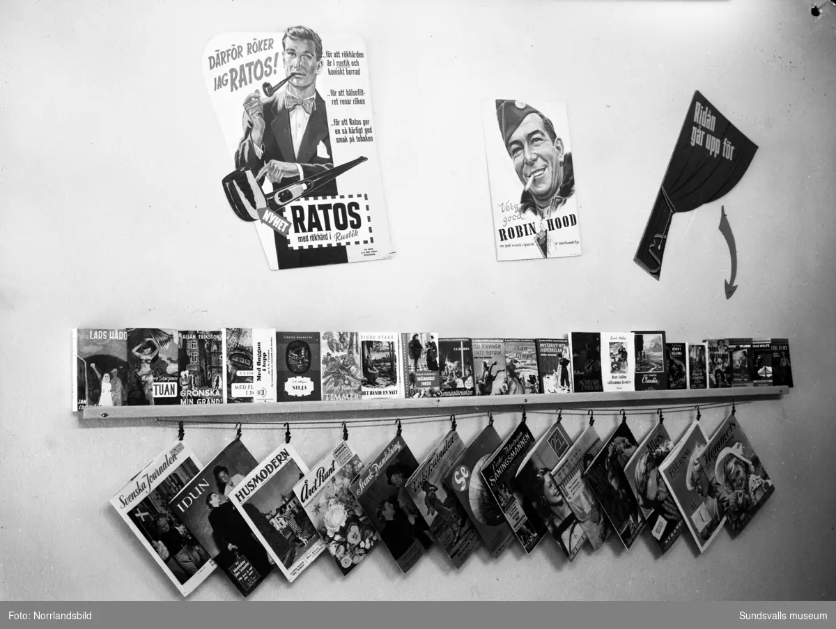 Tobaksaffären 33:an på Storgatan 33. Veckotidningar, böcker och tobaksvaror i butiken och skyltfönstret.