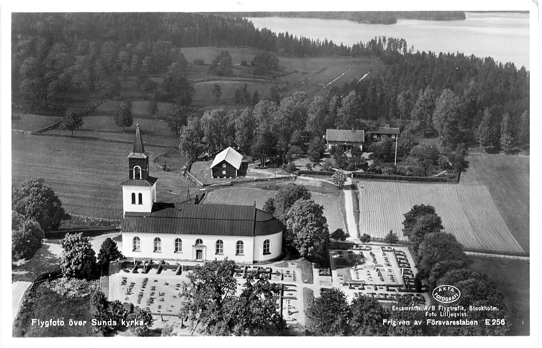 Flygbild föreställande Sunds kyrka i Ydre. Vykort.